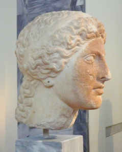 Η Ήρα, κατά το μύθο, έφερε στον κόσμο τον Ήφαιστο μέσω παρθενογένεσης. Κεφάλι αγάλματος της Ήρας από το Ηραίο του Άργους. Περ. 420 π.0. Εθνικό Αρχαιολογικό Μουσείο. Φωτο Χ. Μήνη.